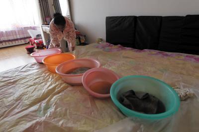 万荣楼上漏水，住户失联，小区没物管，业主维权难！律师来支招……